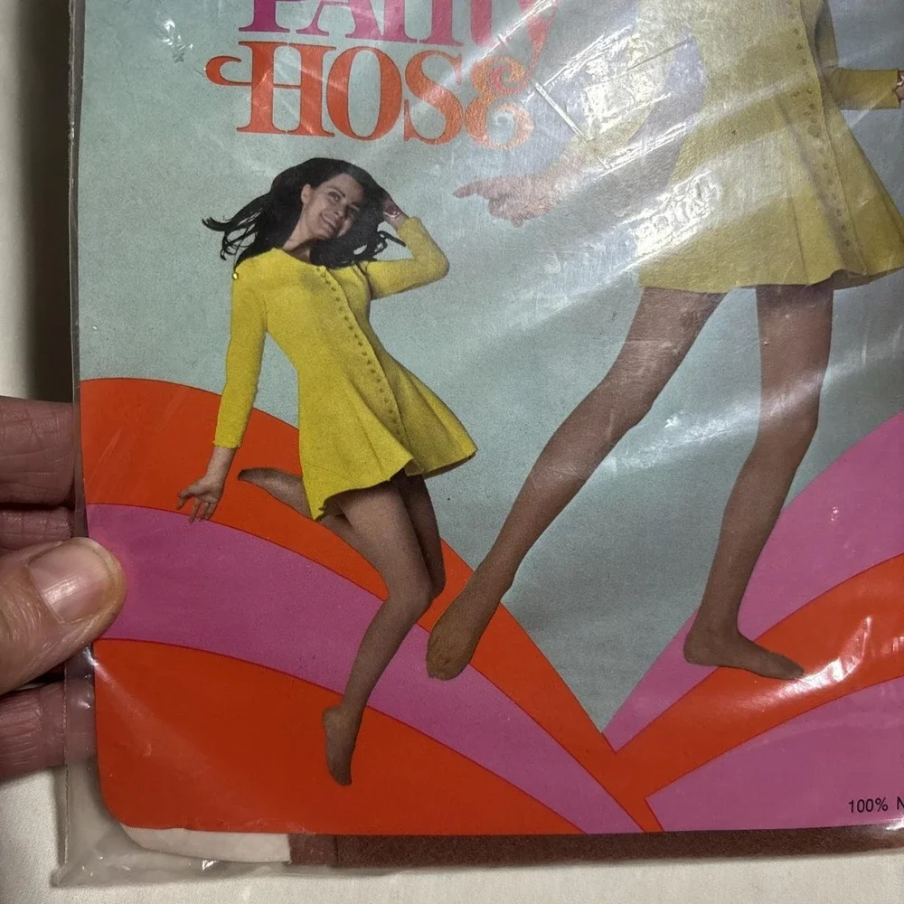 Vintage 1970s Taupe Stretch Nylon Pantyhose W/ Model One Size Cinnamon‎